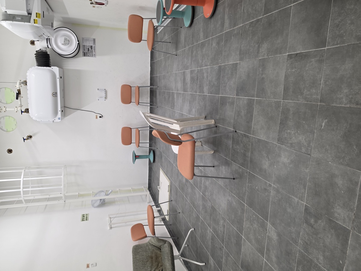 לפני — החדר הריק